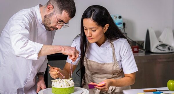 Escuelas de pastelería - Estudiantes de un taller de repostería realizando un curso de repostería en una de las mejores escuelas de pastelería de Madrid
