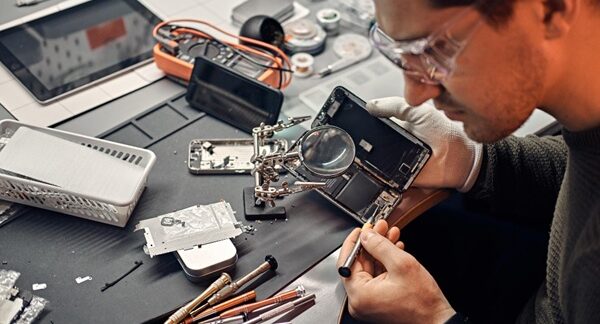 Reparación de celulares - Técnico celulares realizando una reparación de móviles en uno de los mejores centros de reparación de celulares en Madrid