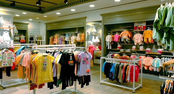 Tiendas de ropa infantil - Exhibición de ropa para niños y ropa bebés en una de las mejores tiendas de ropa infantil en Madrid