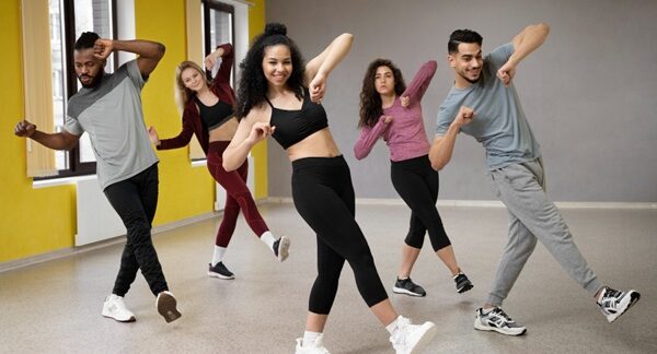 Academias de baile - Estudiantes de escuelas de danza en clases de baile con coreografías de danza urbana en una de las mejores academias de baile de Madrid