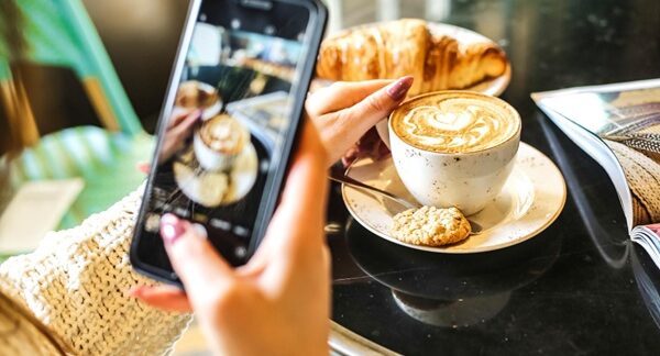Cafés más instagrameables - Persona en una cafetería bonita tomando fotos para las redes sociales en una de las mejores cafeterías instagrameables de Madrid