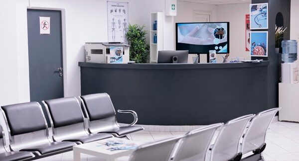 Centros de salud - Sala de espera de un hospital en Madrid con atención clínica y de ambulatorio reconocido como uno de los mejores centros de salud de Madrid