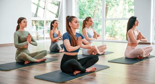 Lugares para practicar yoga - Practicantes de yoga realizando prácticas de yoga en uno de los mejores lugares para practicar yoga en Madrid