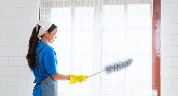 Servicios de lavado de cortinas - Personal de una de las mejores empresas de servicios de lavado de cortinas en Madrid realizando el mantenimiento de cortinas a domicilio