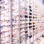 ópticas - Exhibición de venta de gafas en una óptica barata Madrid reconocida como una de las mejores ópticas de Madrid