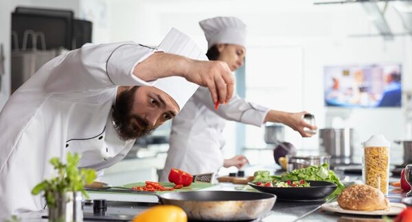 Clases de cocina tradicional - Chef dando clases de gastronomía tradicional a estudiantes en Madrid para aprender sobre la comida española típica