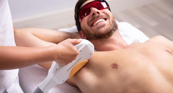 Depilación láser para hombres - Esteticista realizando una depilación masculina en uno de los mejores centros de depilación láser para hombres en Madrid