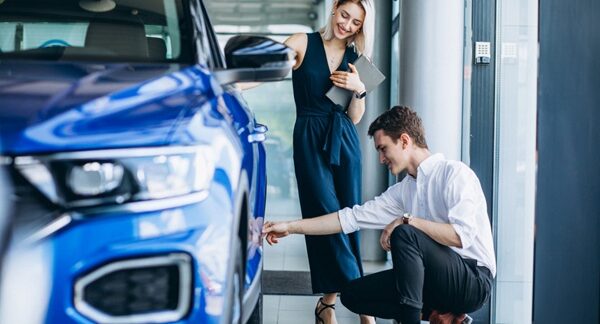 Mejores marcas de coches - Vendedor mostrando coches bonitos reconocidos como los mejores coches calidad precio en Madrid