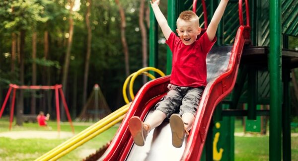 Actividades para niños - Niños en edad preescolar jugando en un parque como parte de los planes con niños en Madrid