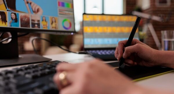 Cursos de diseño gráfico - Persona usando equipos del curso de diseño gráfico para estudiar diseño gráfico on line en Madrid