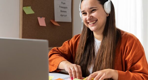 Escuelas de idiomas online - Mujer joven realizando cursos de idiomas on line para aprender idiomas en línea en Madrid