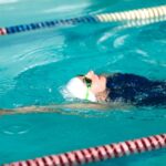 Escuelas de natación - Mujer en un curso de natación de una de las mejores escuelas de natación de Madrid