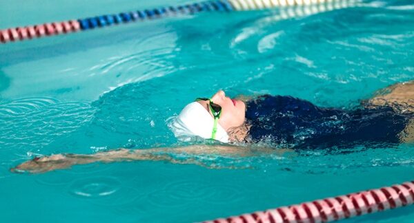 Escuelas de natación - Mujer en un curso de natación de una de las mejores escuelas de natación de Madrid