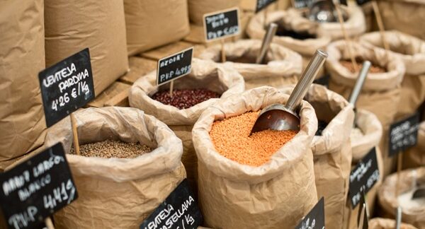 Tiendas a granel - Exhibición de alimentos a granel para la venta en una de las mejores tiendas a granel de Madrid