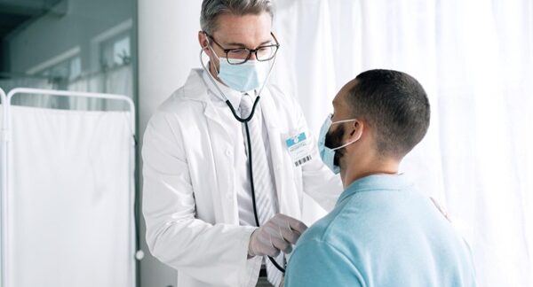 Especialistas en enfermedades infecciosas - Médico especialista en enfermedades transmisibles evaluando los síntomas de infección de un hombre en Madrid