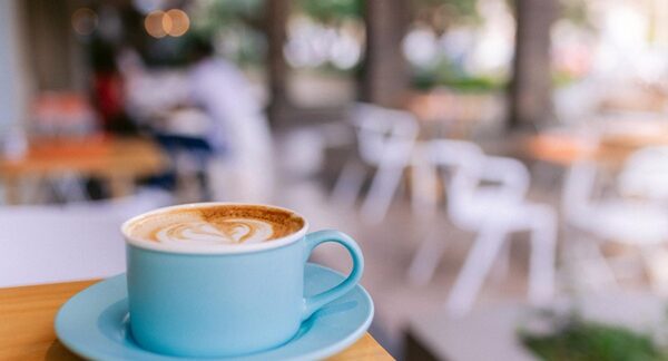 Mejores cafeterías de Madrid - Presentación de una taza de café servido en uno de los mejores cafés en Madrid