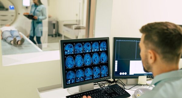 Centros neurológicos - Especialista en neurología evaluando los signos de enfermedades neurológicas de un paciente en uno de los mejores centros rehabilitación neurológica de Madrid