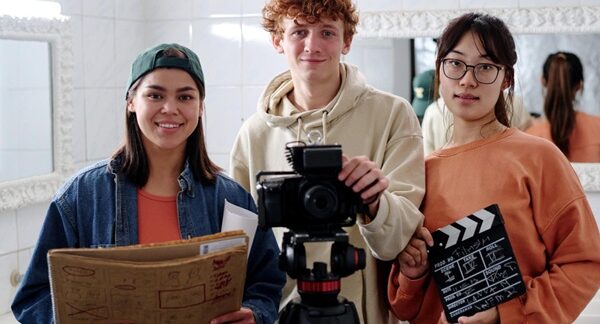 Escuelas de cine - Estudiantes realizando cursos de cine en una de las mejores escuelas de cinematografía de Madrid