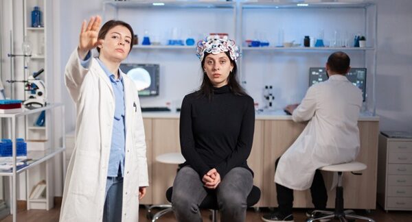 Unidades de psiquiatría - Psiquiatra evaluando a una paciente en el mejor hospital psiquiátrico de Madrid