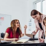 Cursos de inglés - Estudiantes en clases de inglés en uno de los mejores cursos de inglés en Madrid