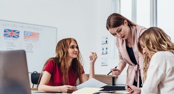 Cursos de inglés - Estudiantes en clases de inglés en uno de los mejores cursos de inglés en Madrid
