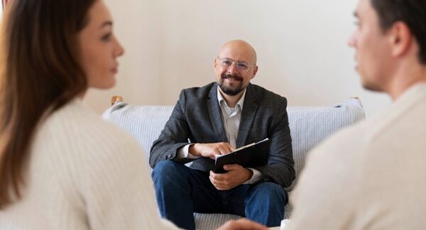 Sexólogos - Pareja en una terapia sexual resolviendo problemas íntimos con los mejores sexólogos de Madrid