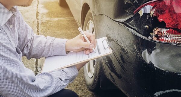 Abogados accidentes de tráfico - Abogado realizando un peritaje de indemnización por accidente de tráfico en Madrid