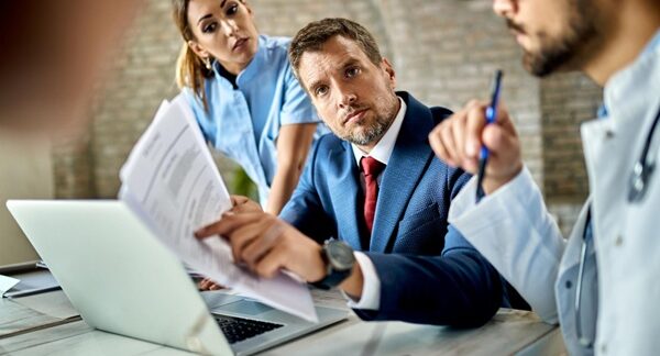 Abogados de negligencia médica - Abogado defensor del paciente en Madrid conversando con doctores por un caso de mala praxis