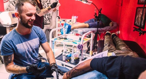 Cursos de tatuaje - Artista dictando un curso tatuaje Madrid a un estudiante con prácticas reales