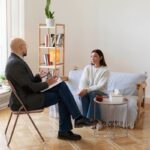Psicoterapeutas - Psicoterapeuta en Madrid evaluando a una mujer joven con depresión que busca un psicólogo terapia profesional