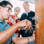 Cerrajeros de urgencia - Cerrajero 24 horas Madrid utilizando herramientas profesionales para abrir una puerta de emergencia