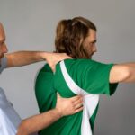 Fisioterapeutas deportivos en Madrid - Rehabilitador deportivo realizando una fisioterapia deportiva a un hombre con lesiones musculares