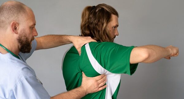 Fisioterapeutas deportivos en Madrid - Rehabilitador deportivo realizando una fisioterapia deportiva a un hombre con lesiones musculares