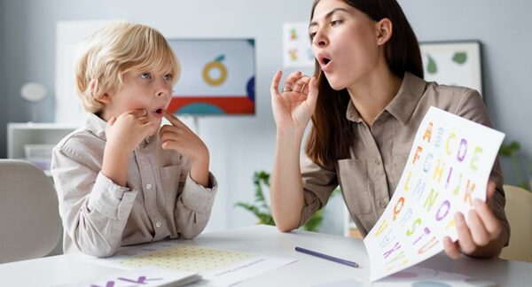 Logopedas infantiles - Logopeda infantil Madrid realizando prácticas con un niño que tiene dificultades del lenguaje