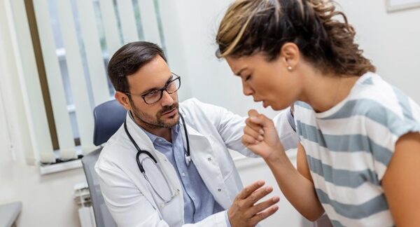 Neumólogos - Médico experto en neumología realizando un estudio neumológico a una mujer en Madrid