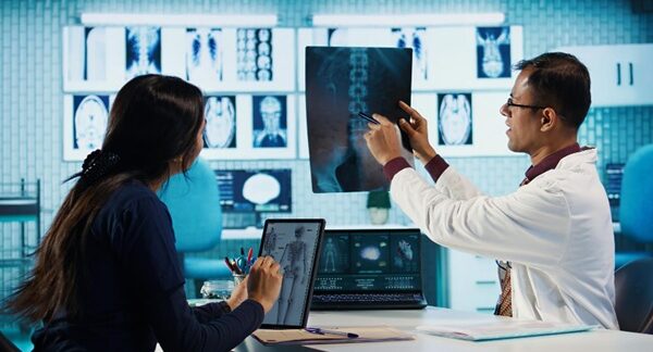 Radiólogos - Equipo de radiología observando la imagen radiológica de un paciente en un centro de salud en Madrid