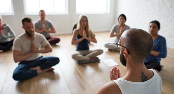 Centros de meditación guiada - Estudiantes en clases de meditación profunda en un retiro espiritual Madrid
