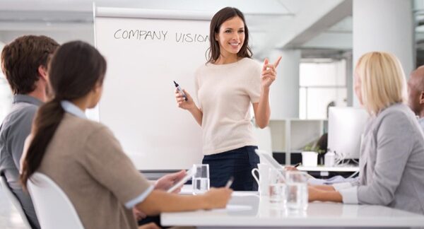 Coach personales - Mentor dando una clase de coaching a un grupo de personas en Madrid