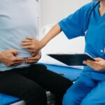 Gastroenterólogos - Hombre en consulta de gastroenterología con el mejor gastroenterólogo en Madrid
