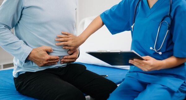 Gastroenterólogos - Hombre en consulta de gastroenterología con el mejor gastroenterólogo en Madrid