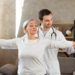 Medicina integrativa - Médico integrativo realizando un tratamiento de medicina integrada a una mujer en la mejor clínica medicina integrativa de Madrid