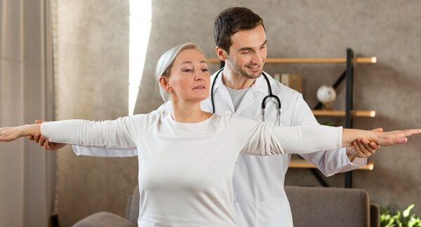 Medicina integrativa - Médico integrativo realizando un tratamiento de medicina integrada a una mujer en la mejor clínica medicina integrativa de Madrid