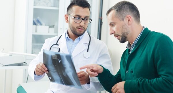 Reumatólogos - Médico de los huesos observando la radiografía de un paciente de reumatología en Madrid