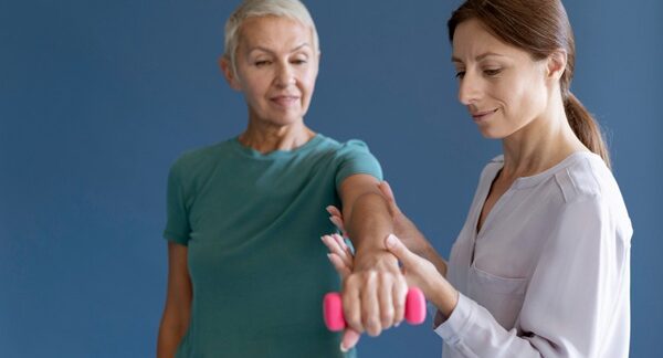 Terapeutas ocupacionales - Terapeuta profesional realizando una sesión de terapia ocupacional a una mujer adulta en Madrid