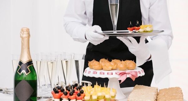 Catering para eventos - Camarero organizando el banquete del catering para fiestas en Madrid