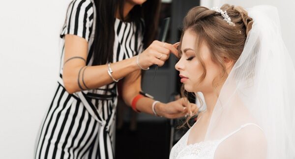 Estilistas de novias - Estilista experta en peinados de novia en Madrid finalizando los últimos detalles para el día de la boda