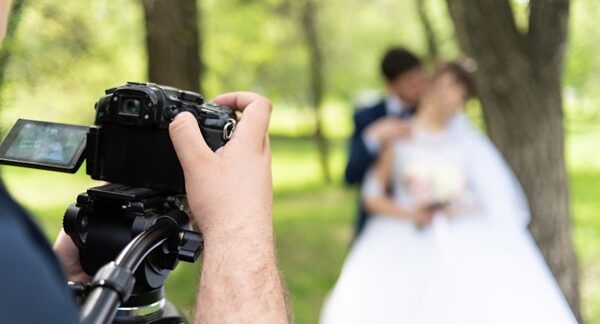 Fotógrafos de bodas - Fotógrafo realizando una sesión de fotos de boda a una pareja en Madrid